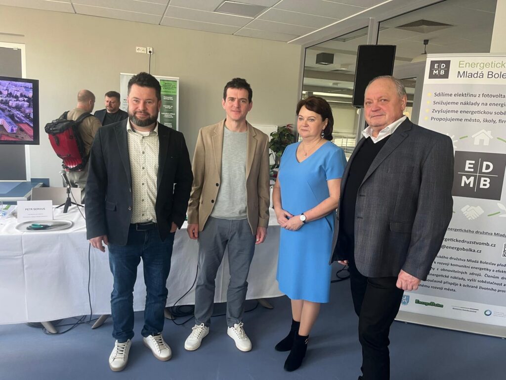 Mladá Boleslav spouští komunitní energetiku, fotovoltaická elektrárna je i na bazénu