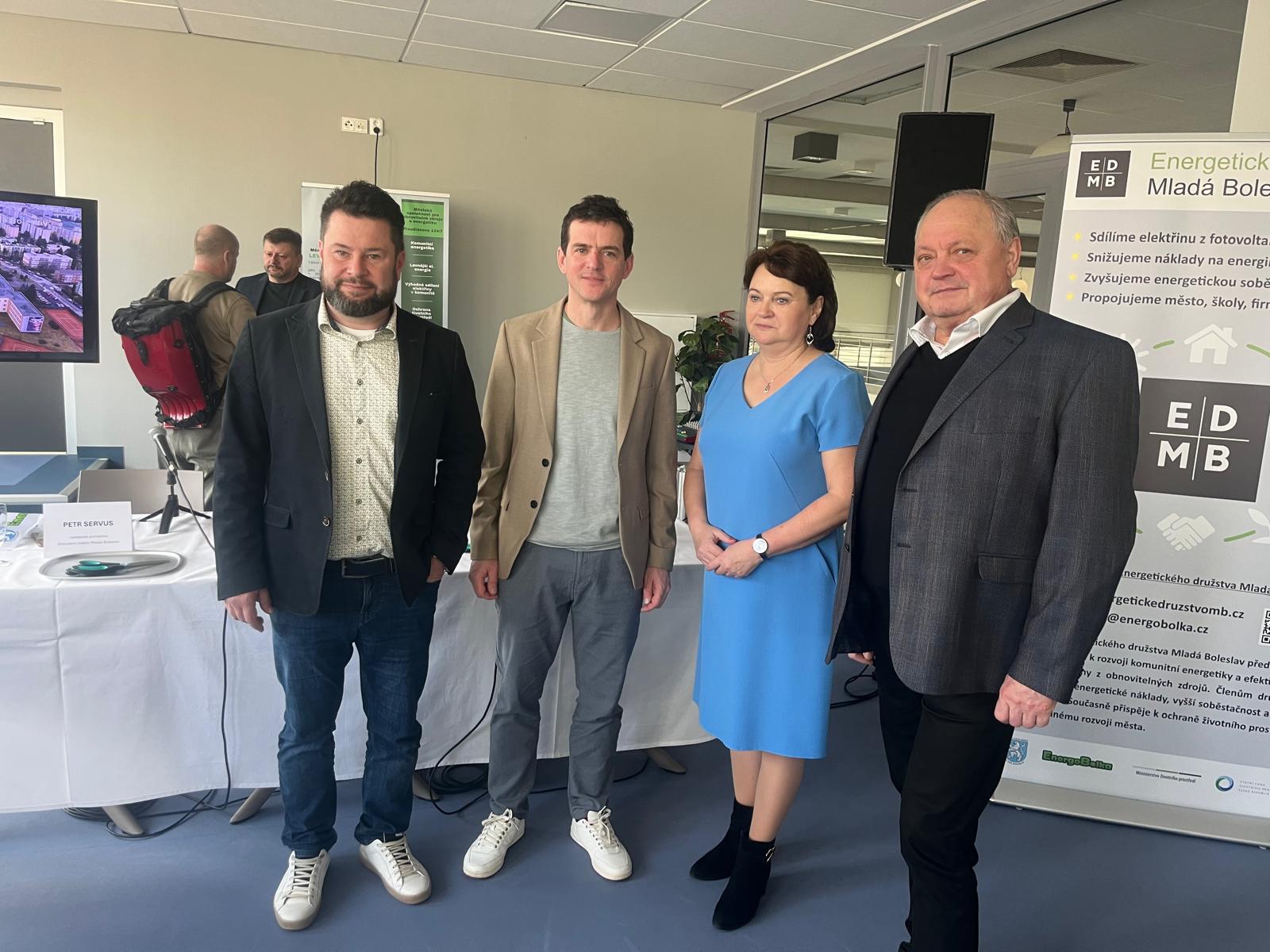 Mladá Boleslav spouští komunitní energetiku, fotovoltaická elektrárna je i na bazénu